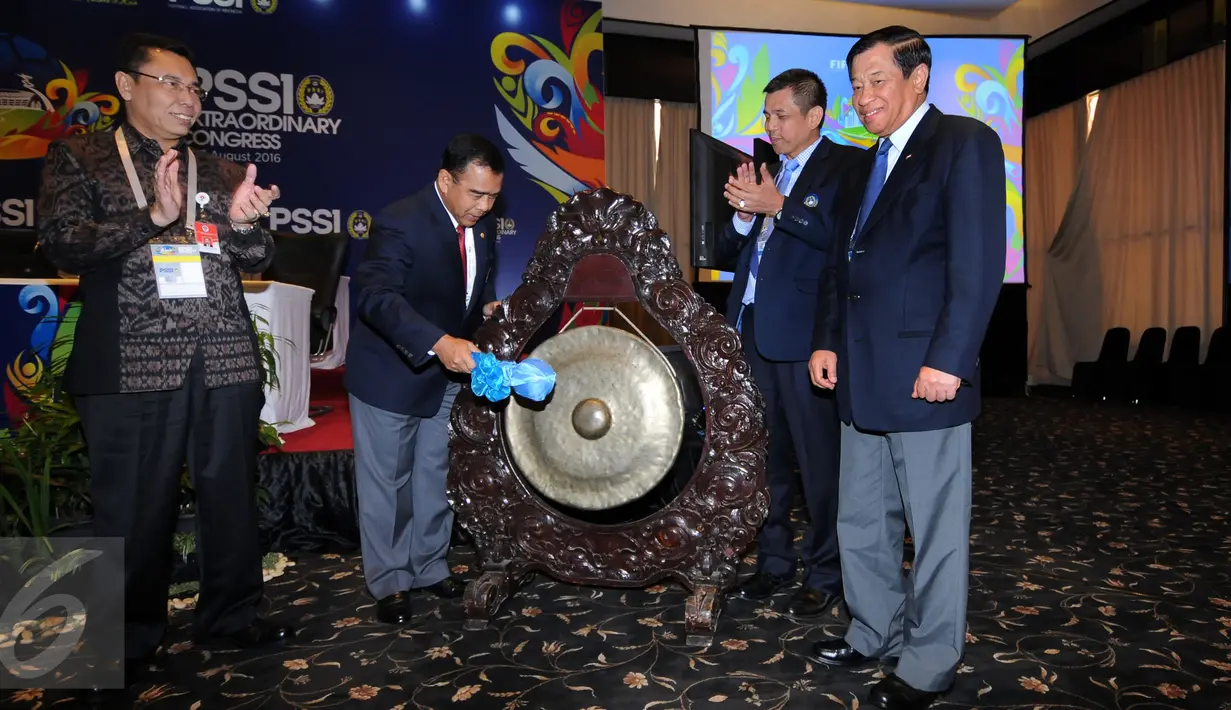 Ketua KONI, Tono Suratman (kedua kiri) memukul gong pembuka Kongres Luar Biasa PSSI di Jakarta, Rabu (3/8). Kongres untuk menetapkan agenda utama pemilihan pengurus baru pada Kongres Luar Biasa PSSI mendatang. (Liputan6.com/Helmi Fithriansyah)