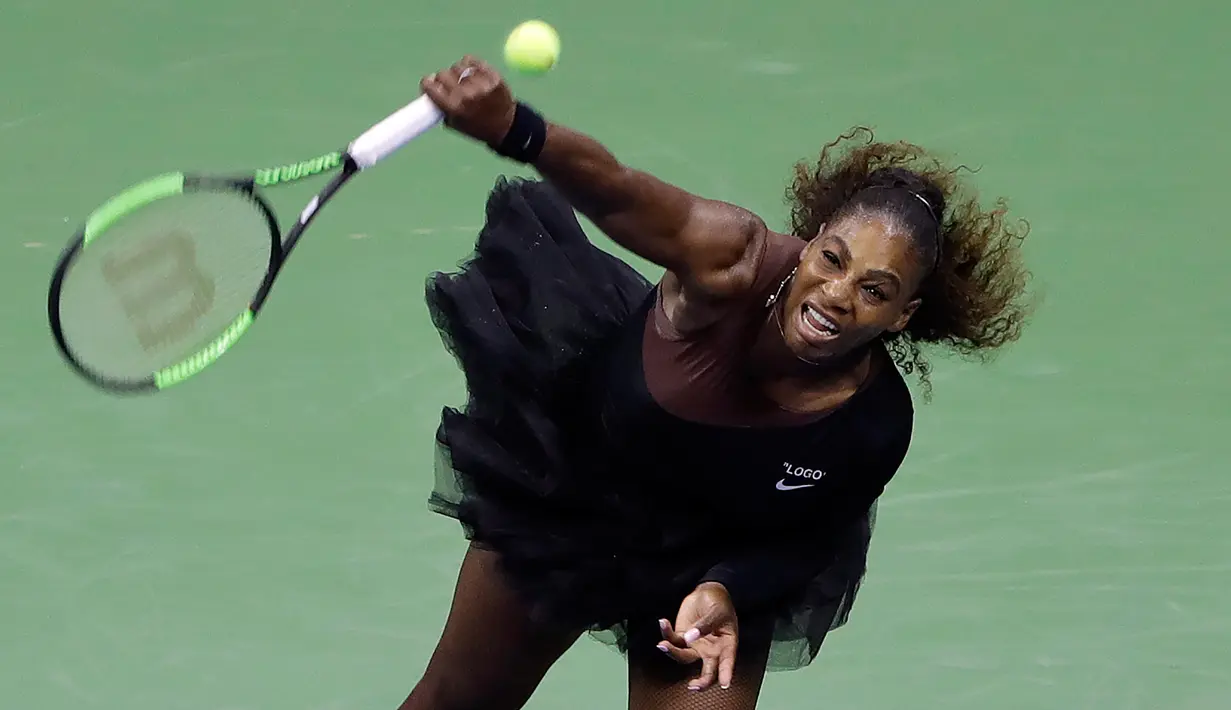 Serena Williams mengembalikan tembakan Magda Linette selama putaran pertama turnamen tenis AS Terbuka di New York, AS, Senin (27/8). Serena mengenakan koleksi terbaru kolaborasinya bersama Off White yang dirancang Virgil Abloh. (AP Photo/Jason DeCrow)