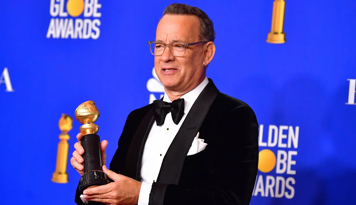 Aktor Tom Hanks berpose di ruang pers dengan penghargaan Cecil B. Demille selama Golden Globe Awards ke-77 di Beverly Hills, California pada 5 Januari 2020. Hanks (63) mengatakan dia dan Wilson menderita demam saat berada di Australia, dan sekarang akan diisolasi dan diawasi. (AFP/Frederic J. Brown)
