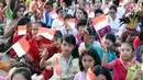 Sejumlah anak mengibarkan bendera Merah Putih saat gelaran Harmoni Indonesia 2018 di Kompleks Gelora Bung Karno, Jakarta, Minggu (5/8). Harmoni Indonesia adalah bernyanyi bersama secara serentak di 34 kota. (Liputan6.com/Helmi Fithriansyah)