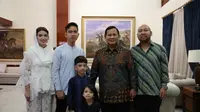 Wali Kota Solo Gibran Rakabuming Raka beserta istri Selvi Ananda dan kedua anaknya, Jan Ethes dan La Lembah Manah menyambangi kediaman Menhan Prabowo Subianto. (Dok: Tim Prabowo)