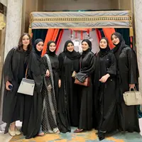 Geng Mamayu yang beranggotakan Aurel Hermansyah hingga Lesti Kejora tampil kompak bergaya Arabian mengenakan abaya warna hitam. [@dindahw]