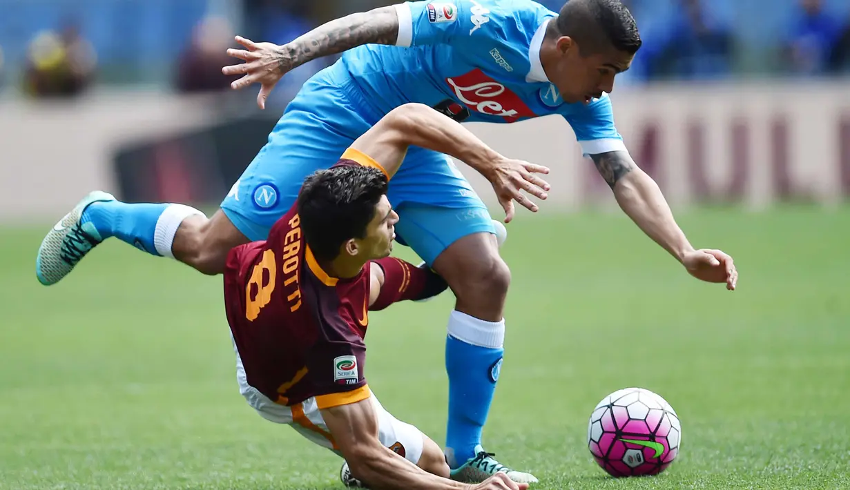Pemain Napoli, Allan (atas) megejar bola bersama pemain Roma,  Diefo Perotti  pada lanjutan Serie A Italia di Stadion Olympico, Roma, Senin (25/4/2016) WIB.  (AFP/Gabriel Bouys)