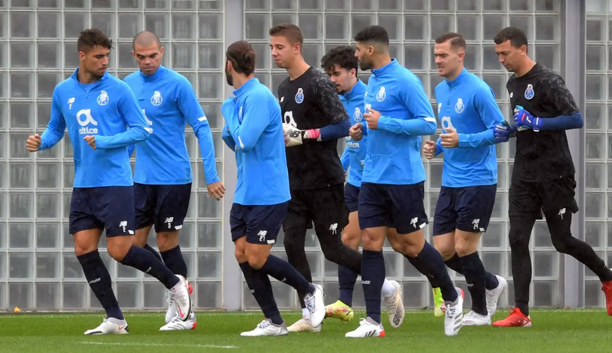 Para pemain FC Porto ambil bagian dalam sesi latihan jelang menghadapi AC Milan pada pertandingan Grup B Liga Champions di FC Porto's Olival, Vila Nova de Gaia, Portugal, 2 November 2021. Porto akan melawan AC Milan pada 4 November 2021. (FERNANDO VELUDO/AFP)