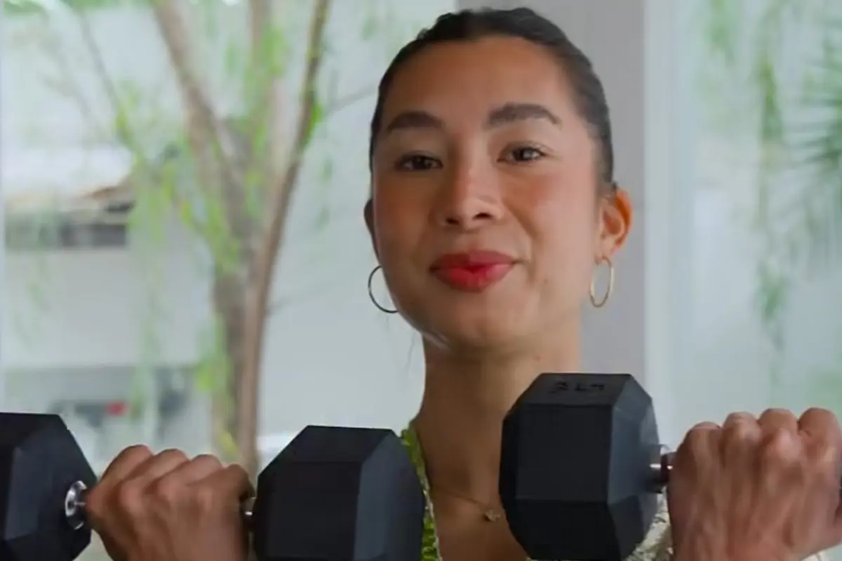 Jennifer Bachdim Kenakan Kebaya saat Workout untuk peringati Hari Kartini. [@jenniferbachdim]