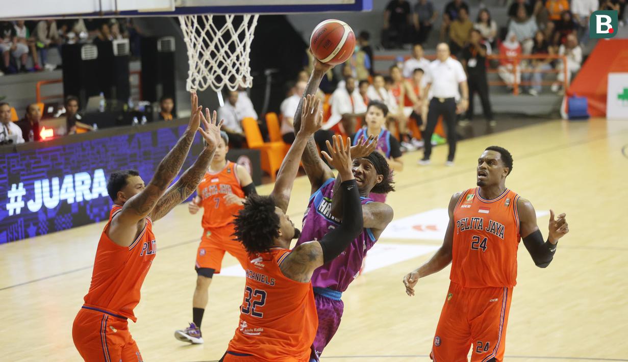Pemain Amartha Hangtuah Jakarta, Zoran Talley, saat melawan Pelita Jaya Jakarta pada laga lanjutan Indonesia Basketball League (IBL) 2024 di Gor Soemantri Brodjonegoro, Kuningan, Jakarta, Sabtu (18/5/2024). Pelita Jaya memetik kemenangan 93-84. (Bola.com/M Iqbal Ichsan)