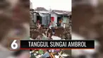 Diguyur hujan serta derasnya aliran air dari hulu membuat tembok penahan atau kirmir sungai Cibeunying Kolot, Bandung, jebol. Akibatnya empat rumah warga ambruk sedalam 3 meter.