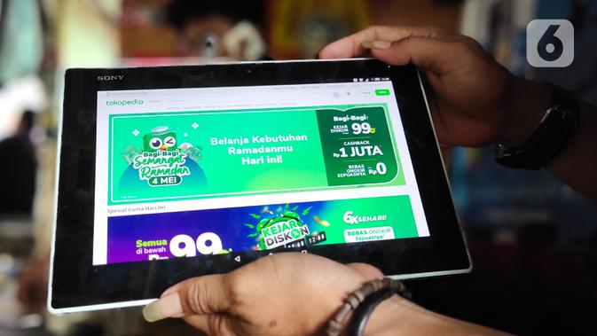 Pelanggan mengecek website tokopedia di Tangerang, Senin (4/5/2020). Tokopedia baru saja diserang hacker, yang mana menyebabkan data kredensial sekitar 91 juta akun pengguna dan 7 juta akun merchant bocor. (Liputan6.com/Angga Yuniar)