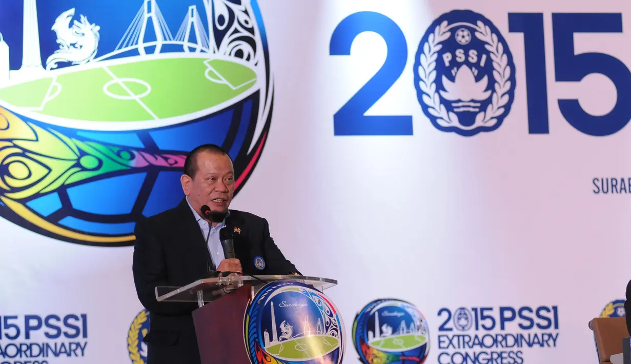 Ketua Umum PSSI 2015-2019, La Nyalla Mattalitti memberikan pidato pertamanya usai terpilih dalam Kongres Luar Biasa PSSI 2015 di Hotel JW Marriot, Surabaya, Sabtu (18/4/2015). La Nyalla mendapat 92 suara dari 106. (Liputan6.com/Helmi Fithriansyah)