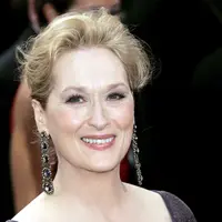 Aktris senior asal Amerika, Meryl Streep tetap cantik meski di usia senja. Potret ini menunjukan Meryl Streep saat di karpet merah Academy Awards tahun 2006. (Bintang/EPA)