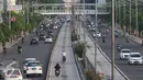 Pemotor melintas di jalur Transjakarta di Jalan Gunung Sahari, Jakarta, Rabu (13/7). Sepinya pengawasan di Jalur Transjakarta membuat pemotor masuk ke jalur tersebut. (Liputan6.com/Immanuel Antonius)