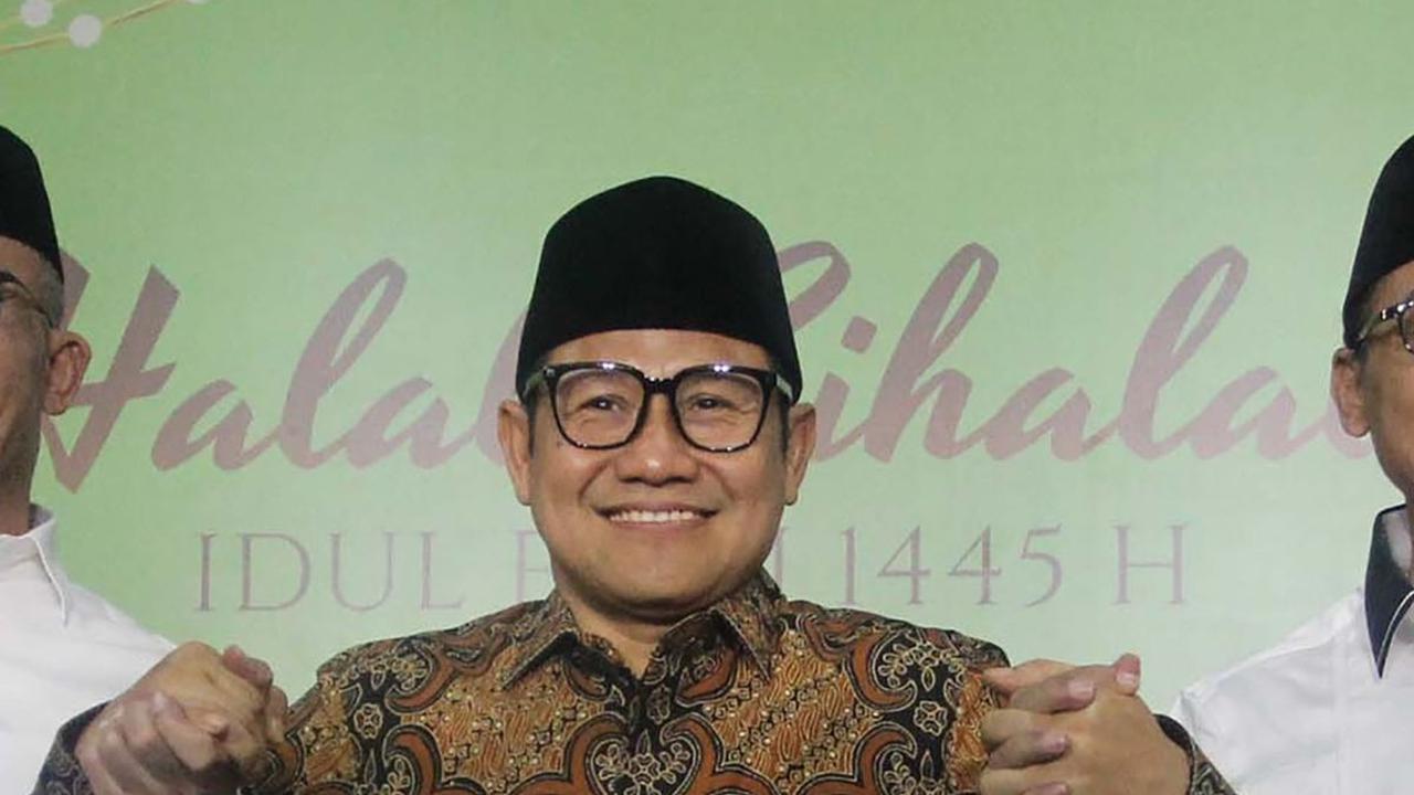 Cak Imin berpose dengan pengurus DPP PKB saat memberikan keterangan terkait persiapan PKB menghadapi Pilkada 2024 di Jakarta, Sabtu (20/4/2024). Foto: Merdeka.com/Arie Basuki