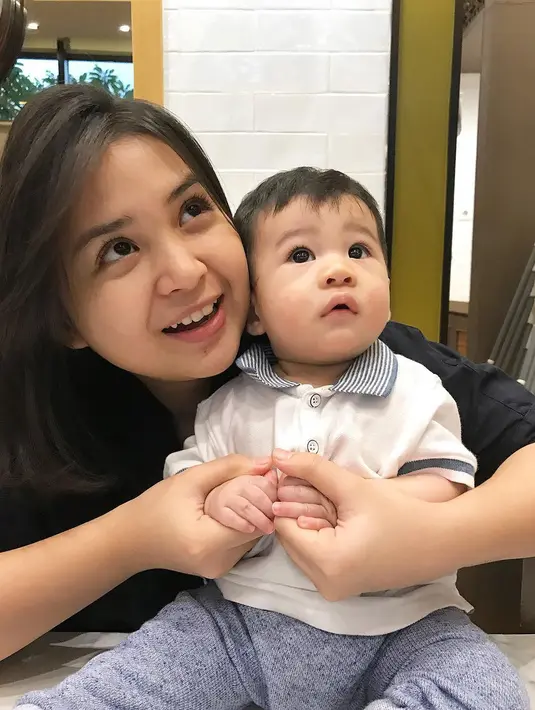 Bukan tanpa alasan perempuan kelahiran Palembang itu menolak ketika diajak foto saat liburan bareng keluarganya. Putri kasihan pada keluarganya yang menunggu Putri melayani foto bareng penggemar. (Instagram/putrititian)