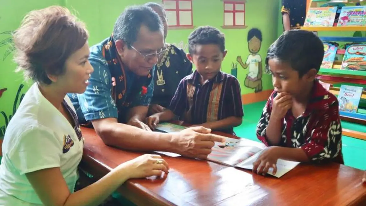 Gabriel bersama Bapak Bupati Nagekeo Dr Johannes Don Bosco dan Pendiri Taman Bacaan Pelangi Nila Tanzil