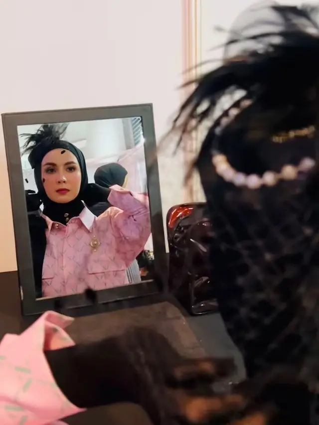 6 Gaya Glamor Arumi Bachsin Jadi Muse di Fashion Show Vivi Zubedi, Melenggang Anggun dengan Balutan Black-Pink