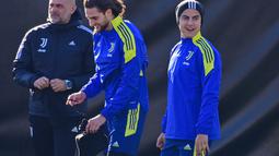 Gelandang Juventus Adrien Rabiot (tengah) dan penyerang Paulo Dybala (kanan) menghadiri sesi latihan di tempat latihan Continassa di Turin, Italia (7/12/2021). Juventus akan bertanding melawan Malmo pada Grup H Liga Champions di Allianz Stadium. (AFP/Marco Bertorello)