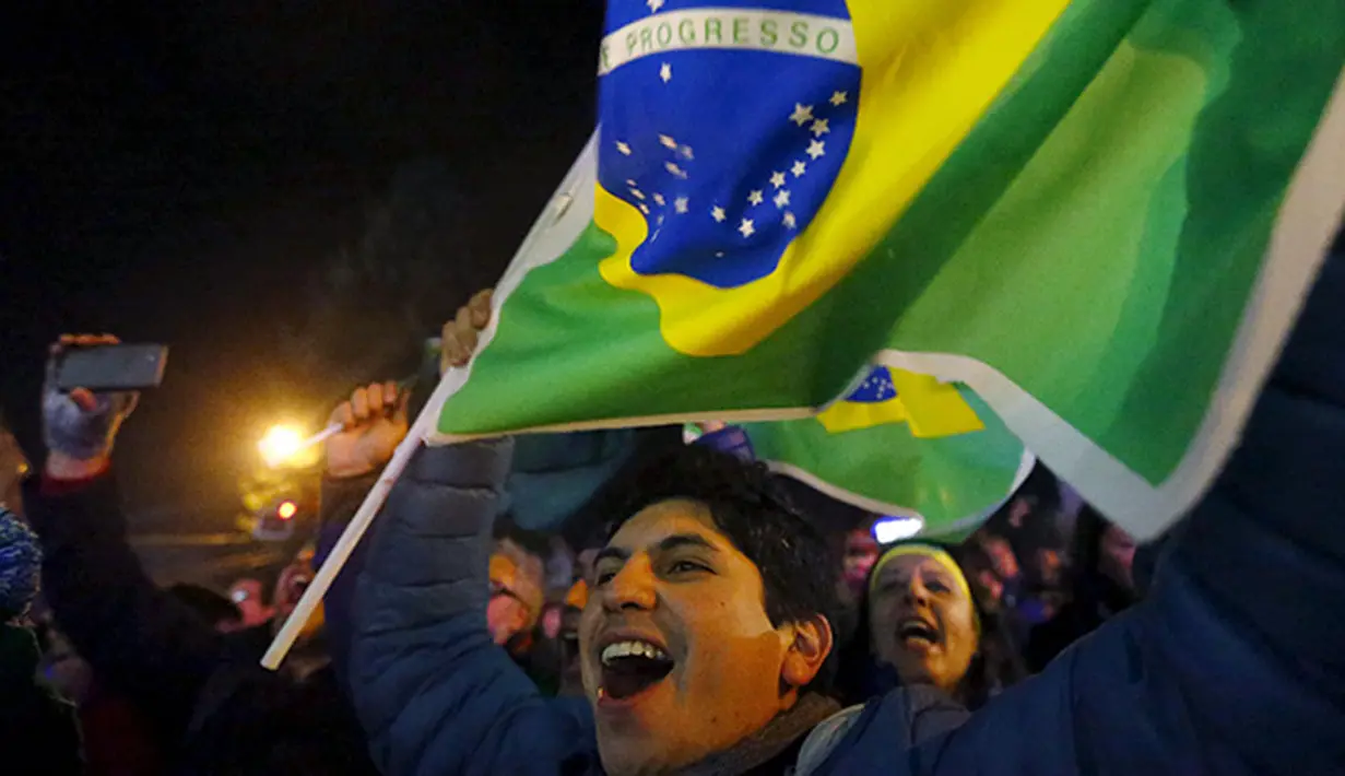 Histeria pendukung timnas Brasil di Temuco, Cile. (REUTERS/Ricardo Moraes)