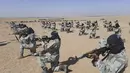 Para prajurit Taliban tengah dilatih dalam program pelatihan yang digelar selama tiga minggu di Lashkar Gah yang berada di Provinsi Helmand, barat daya, Afghanistan, Senin (25/10/2021). Para prajurit dilatih ketahanan fisik dan juga memegang senjata. (AP Photo/Abdul Khaliq)