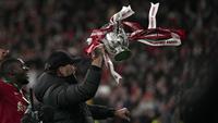 Skor 11-10 membuat The Reds keluar sebagai juara. Hasil tersebut membuat Jurgen Klopp berhasil mempersembahkan trofi Carabao Cup untuk yang pertama kalinya bagi Liverpool. (AP/Alastair Grant)