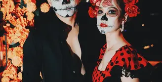 Bunga Citra Lestari (BCL) dan sang suami, Tiko Aryawardhana, memukau dengan penampilan mereka yang elegan dan autentik saat merayakan Halloween dengan tema Dia de los Muertos, sebuah tradisi budaya dari Meksiko.  [@itsmebcl].