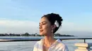 Shirt dan denim tak pernah gagal hadirkan gaya memikat pada tampilan. Terbukti dari OOTD yang ditampilkan. [Foto: Suchata Chuangsri]