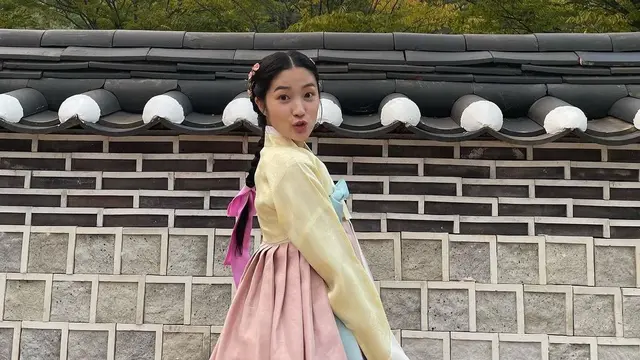 Kim Hye Yoon Pakai busana hanbook. (Dok: IG @hye_yoon1110)