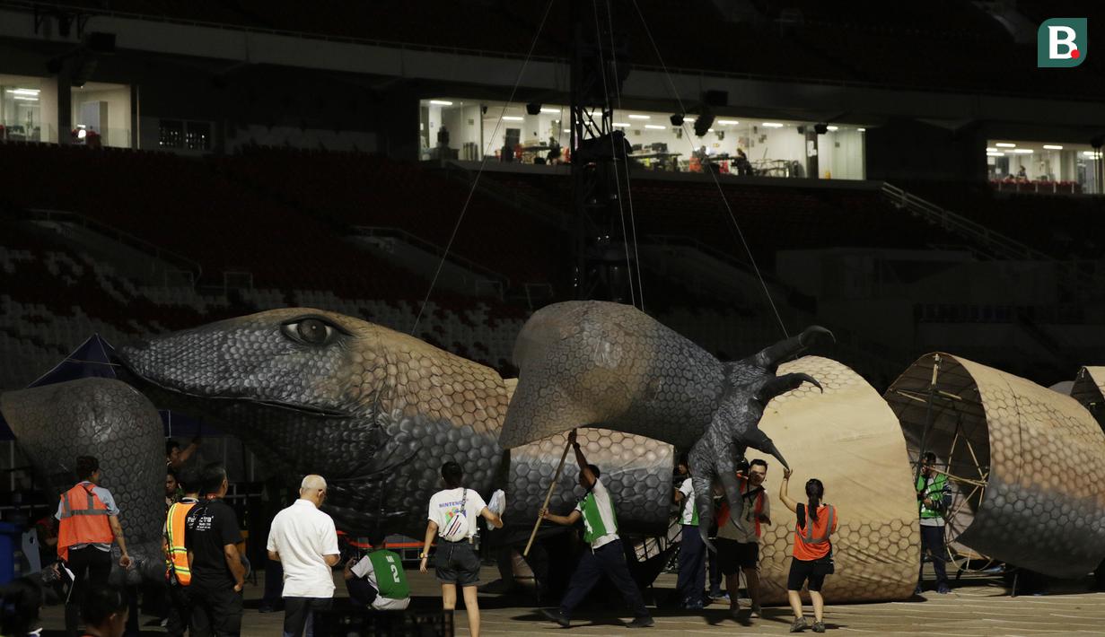 Replika komodo raksasa ditampilkan saat latihan persiapan upacara pembukaan Asian Para Games 2018 di SUGBK, Jakarta, Kamis (27/9/2018). Pembukaan Asian Para Games 2018 akan digelar pada 6 Oktober 2018. (Bola.com/M Iqbal Ichsan)