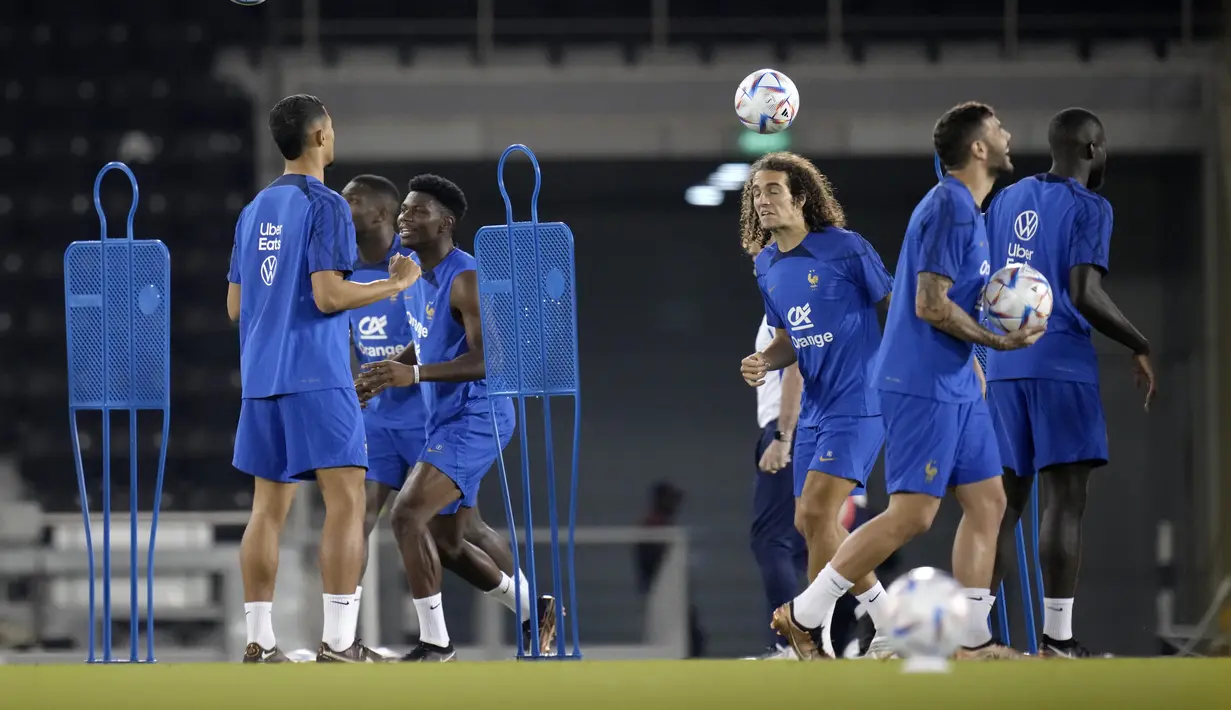 <p>Gelandang Prancis, Matteo Guendouzi (tengah kanan) bersama rekan setimnya menyundul bola saat mengikuti sesi latihan tim di stadion Jassim Bin Hamad di Doha, Qatar, Kamis, 24 November 2022. Prancis akan bermain di Piala Dunia melawan Denmark pada 26 November. (AP Photo/Christophe Ena)</p>