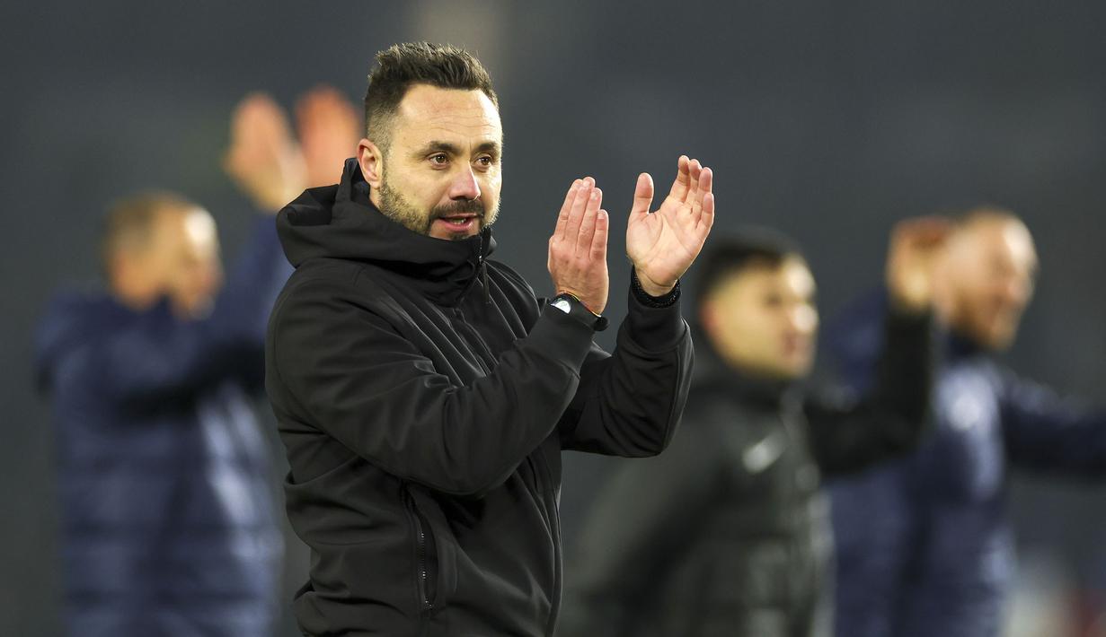 Pelatih Brighton, Roberto De Zerbi memberikan tepuk tangan setelah timnya menang atas Marseille pada laga terakhir Grup B Liga Europa 2023/2024 di American Express Community Stadium, Brighton, Inggris, Jumat (15/12/2023). (AP Photo/Ian Walton)
