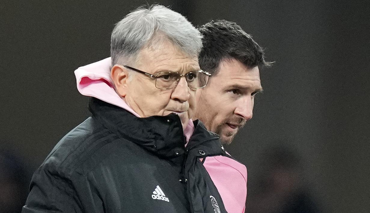 Pemain Inter Miami, Lionel Messi (kanan) bersiap di samping pelatih Gerardo Martino pada laga persahabatan melawan Vissel Kobe di National Stadium, Tokyo, Jepang, Rabu (07/02/2024). (AP Photo/Eugene Hoshiko)