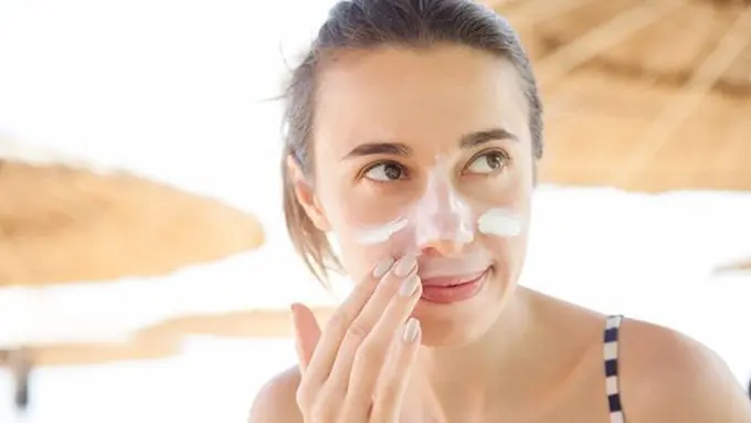 Sunscreen/copyright Shutterstock.com