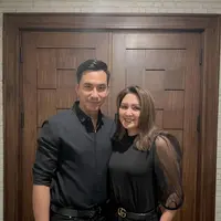 Ayah dari dua anak ini, menyampaikan rasa cintanya kepada sang istri Donna Agnesia. Darius mengenakan kemeja hitam polos yang dipadunya dengan celana jeans, dan belt hitam. Sedangkan Donna terlihat mengenakan blouse semi transparan di bagian lengan, dipadu dengan celana jeans, dan belt hitam.