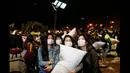 Sejumlah peserta berpose menggunakan tongsis saat ikut memeriahkan perayaan Hari Valentine dengan Perang Bantal di Justine Herman Plaza, San Francisco, Amerika Serikat, (14/2/2015). (REUTERS/Stephen Lam)