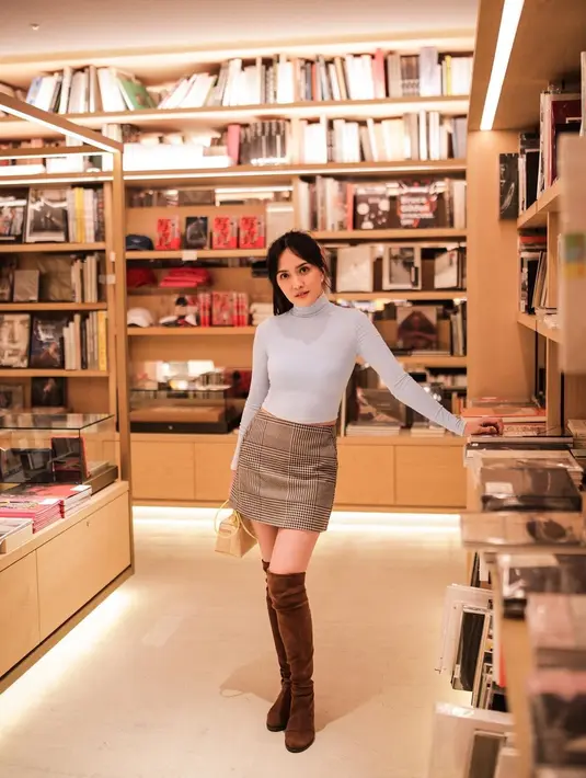 Padanan busananya anti boring, Shandy tak ragu tampil dengan outfit tabrak warna. @shandyaulia.