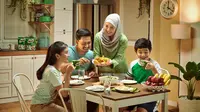 Foto Ilustrasi suasana keluarga sedang sahur dengan makanan bergizi seimbang dilengkapi dengan segelas MILO. Document/ Nestle Indonesia