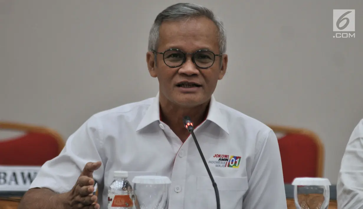 Direktur Program TKN Arya Bima memberikan keterangan usai menggelar rapat finalisasi debat capres-cawapres pertama di Gedung KPU, Jakarta, Senin (7/12). (Merdeka.com/ Iqbal S. Nugroho)