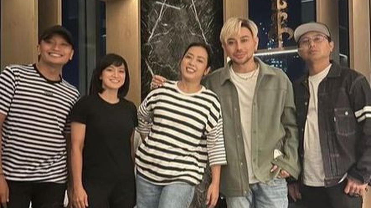 Sebagai ibu dari dua anak, ia lebih memilih mengenakan kaos oblong dan celana pendek yang nyaman ketika tidak sedang bekerja.