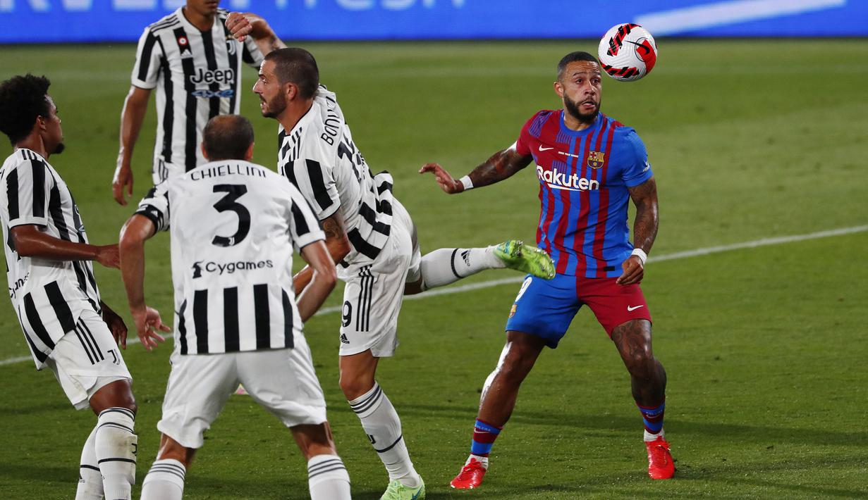 Didatangkan dari Lyon pada bursa tranfer musim panas ini secara cuma-cuma, Memphis Depay mampu cepat beradaptasi dengan tim Bracelona. Dirinya tercatat sudah mengantongi tiga gol dan satu assist untuk Los Cules. Hal ini semakin memantapkan Barcelona dalam mengarungi La Liga. (Foto: AP/Joan Monfort)