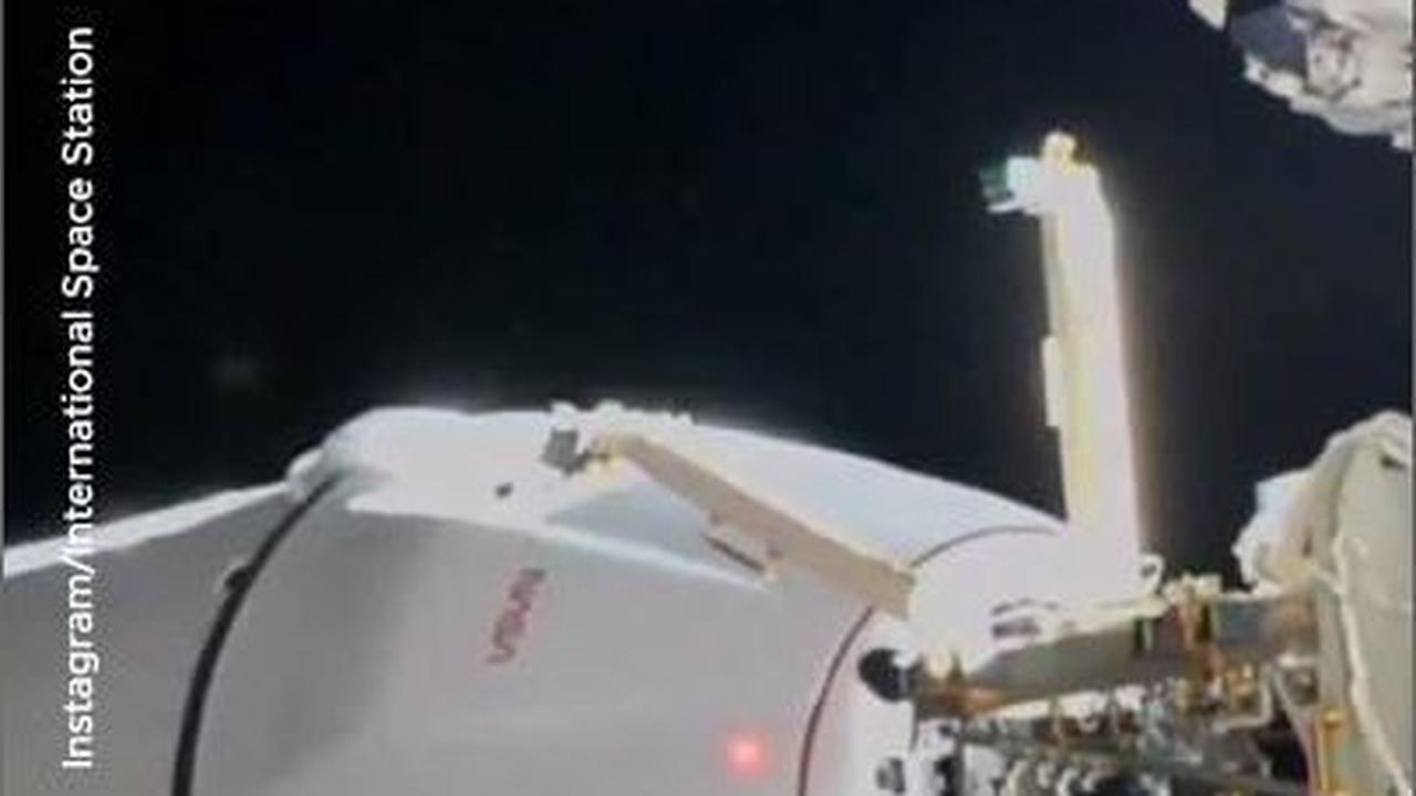 VIDEO: Detik-detik Pesawat Milik Elon Musk Bersandar di Stasiun Luar Angkasa