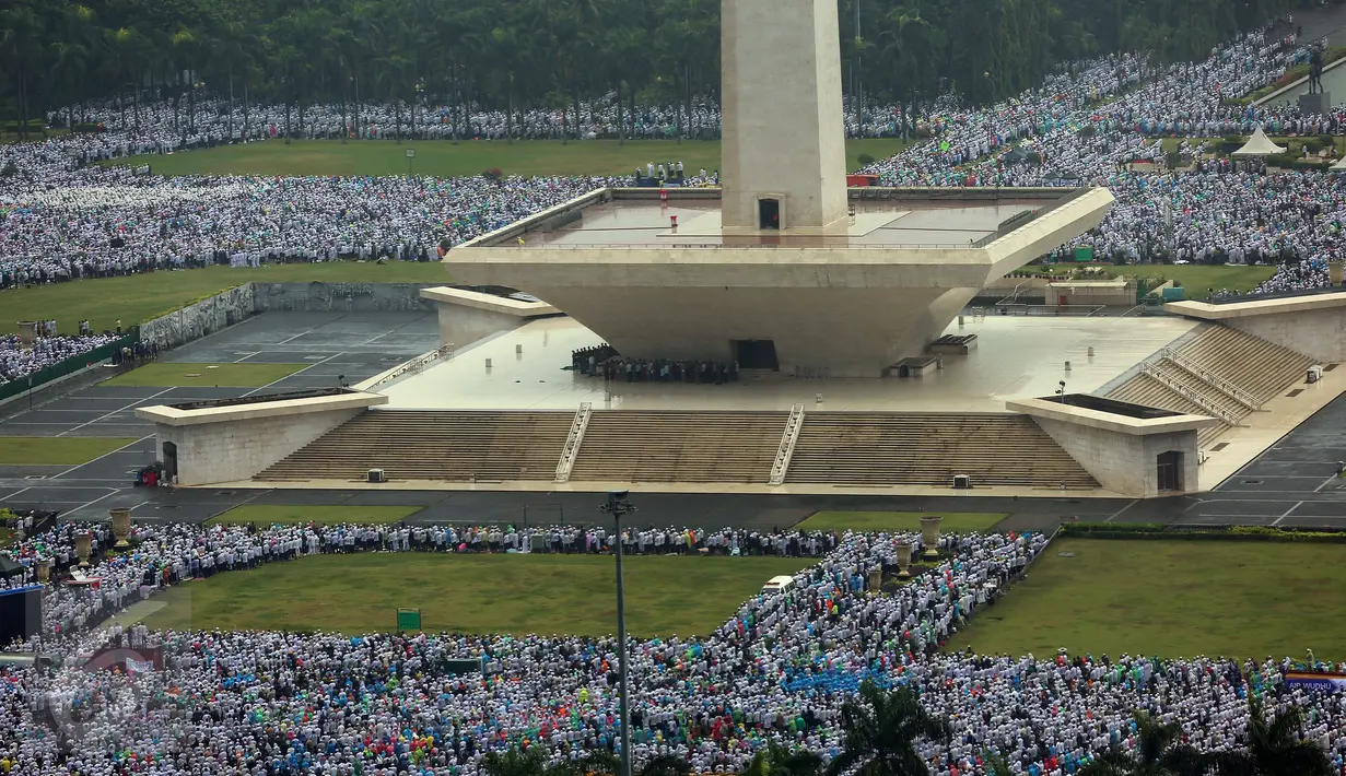 Massa aksi damai 2 Desember bergerak meninggalkan Kawasan Monas setelah melaksanakan Salat Jumat, Jakarta, Jumat (2/12). Massa mulai meninggalkan pelataran Monas dengan berjalan kaki. (Liputan6.com/Johan Tallo)