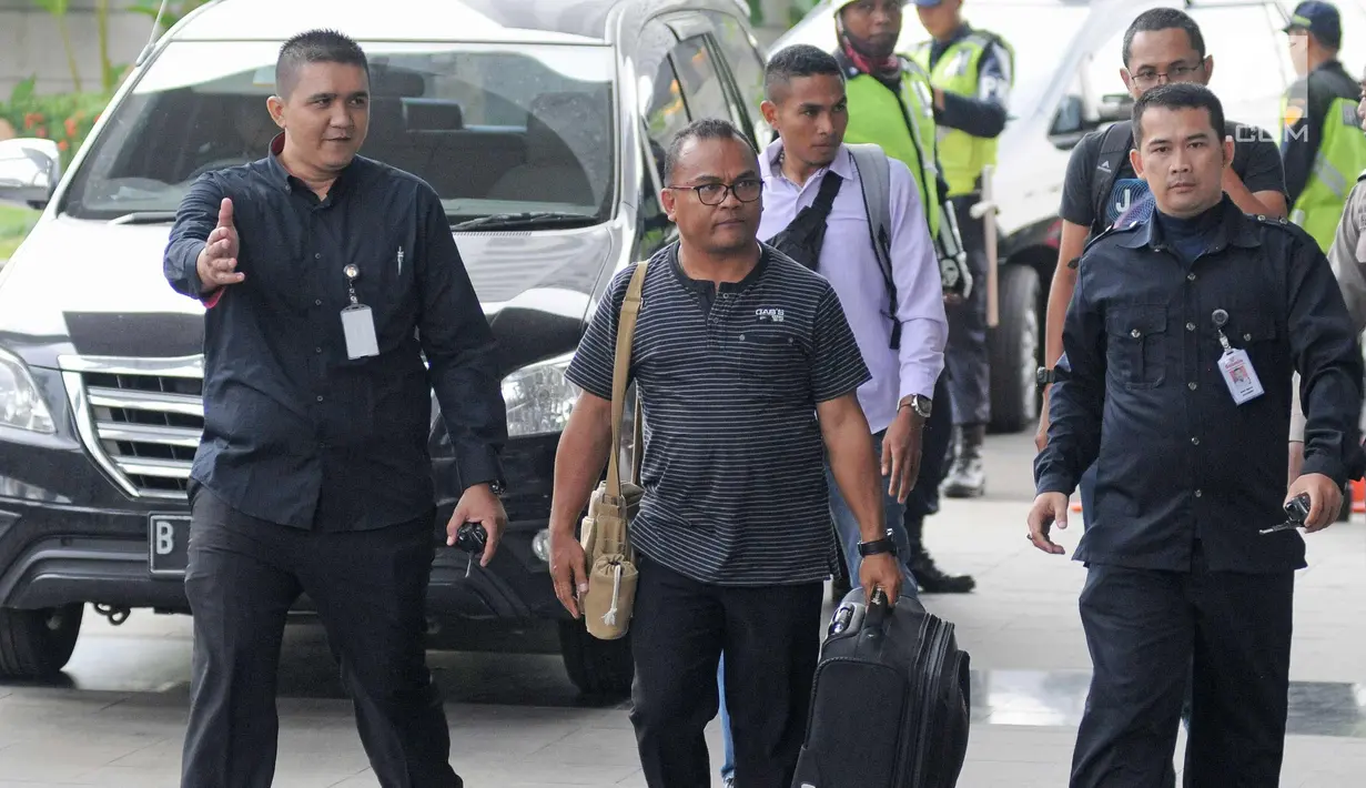 Petrus Pedulewari berjalan membawa koper saat tiba di gedung KPK, Jakarta, Senin (12/2). KPK mengamankan total lima orang yang terjaring dalam OTT dan dua diantaranya yaitu Bupati Ngada Marianus Sae dan Petrus Pedulewari. (Liputan6.com/Herman Zakharia)