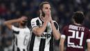 Striker Juventus, Gonzalo Higuain, tampak kecewa usai tim nya ditahan imbang Torino pada laga lanjutan liga Italia di Juventus Stadium, Sabtu (6/5/2017). Skor berakhir imbang 1-1. (AFP/Miguel Medina)