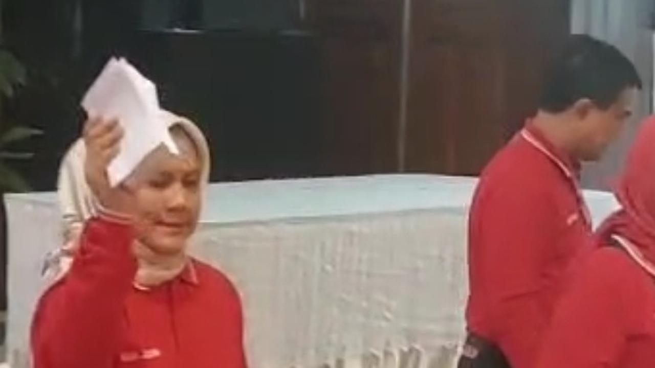 Momen Iriana Jokowi Joget dan Nyawer Karyawan Saat Lomba 17-an