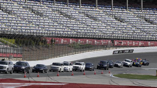 FOTO: Ribuan Mahasiswa Jalani Wisuda di Arena NASCAR