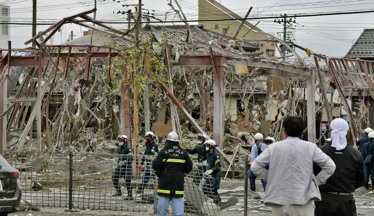 Penyelidik bekerja di lokasi ledakan di Koriyama, Prefektur Fukushima, Jepang utara, Kamis, (30/7/2020). Setidaknya lebih dari puluhan orang terluka dan dibawa ke rumah sakit setelah ledakan akibat kebocoran gas menghantam dinding, jendela, dan bangunan di lingkungan tersebut. (Berita Kyodo via AP)