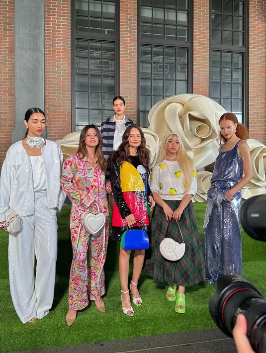 Tak sedikit netizen yang memuji penampilan Enzy, bahkan menyamakannya dengan Emily in Paris. Bagaimana menurutmu, Sahabat FIMELA? [Foto: Instagram/enzystoria]