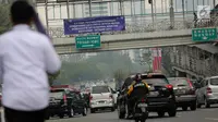 Sejumlah kendaraan melintasi jalan Sudirman, Jakarta, Senin (4/9). Sosialisai pembatasan lalu lintas sepeda motor diberlakukan mulai 12 September hingga Oktober 2017. (Liputan6.com/Faizal Fanani)