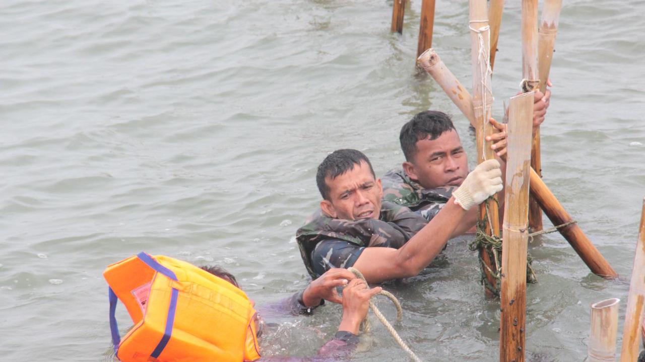 Perjuangan Gigih Pasukan Obrak Abrik Pagar Bambu, Tahan Dingin Isi Perut Makan di Laut