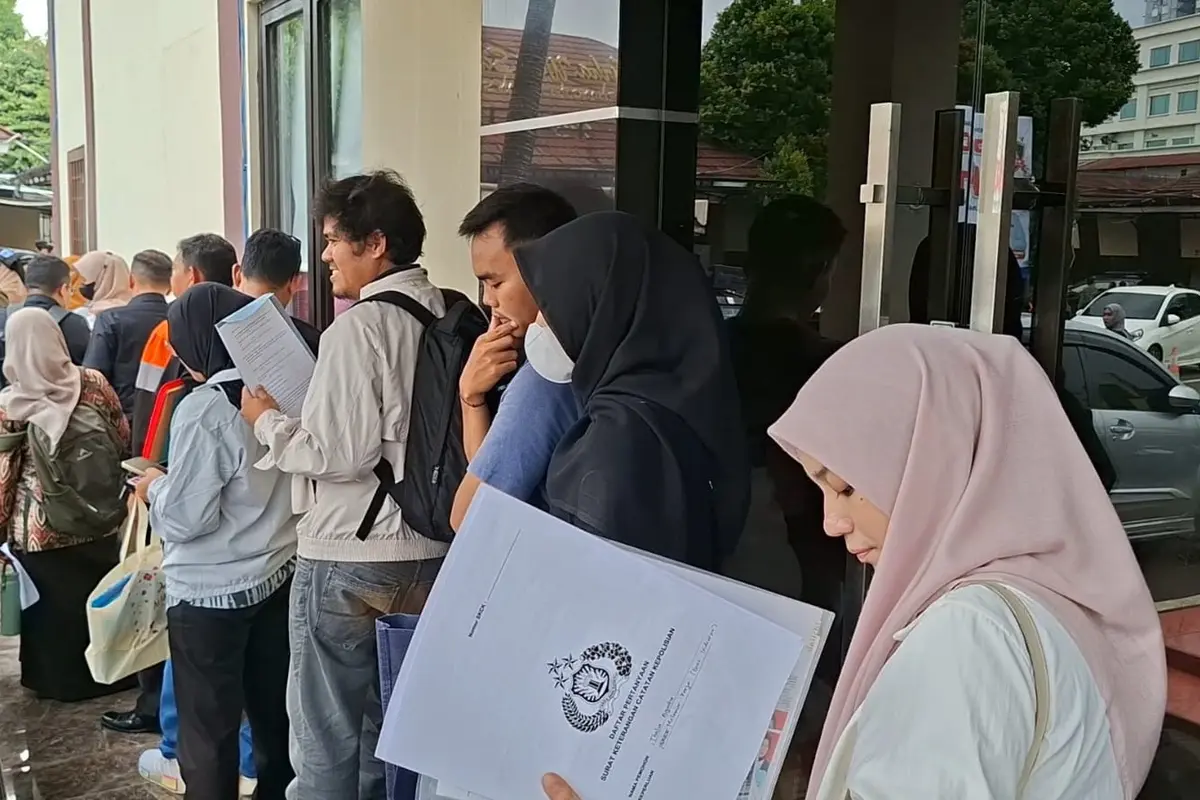 Sejumlah masyarakat tampak mengantre saat meminta pelayanan pembuatan SKCK di Sat Intelkam Polres Metro Depok (Liputan6.com/Dicky Agung Prihanto)