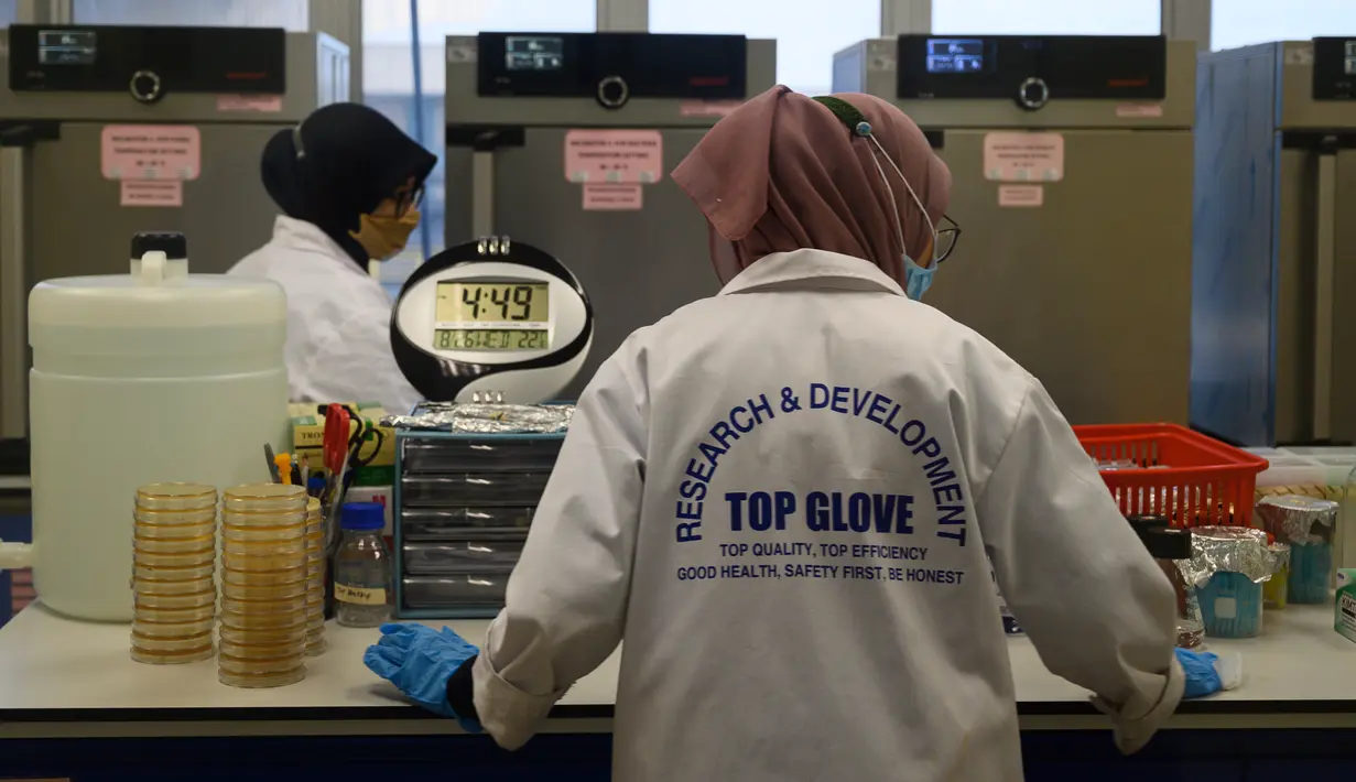 Staf bekerja di laboratorium penelitian dan pengembangan pabrik Top Glove di Shah Alam di pinggiran Kuala Lumpur (26/8/2020). Top Glove, sebuah perusahaan yang berbasis di Malaysia adalah salah satu produsen sarung tangan karet terbesar di dunia. (AFP/Mohd Rasfan)